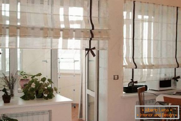Римске завесе у кухињи на балконском врату, фото 21