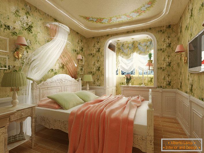 Спаваћа соба у француском стилу за младу даму. Необична намера дизајна је значајна за украшавање зидова уз цветно штампање.