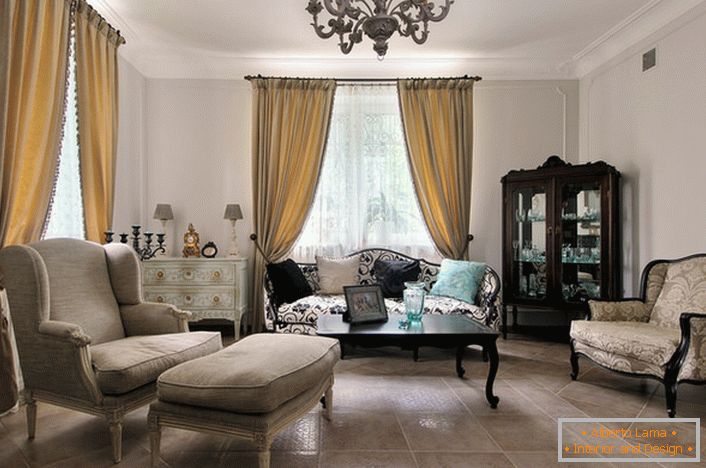 Француски стил у унутрашњости собе за госте изгледа опуштено и елегантно. Његов елегантан ентеријер пружа глатку линију намештаја и правилно изабрано осветљење.