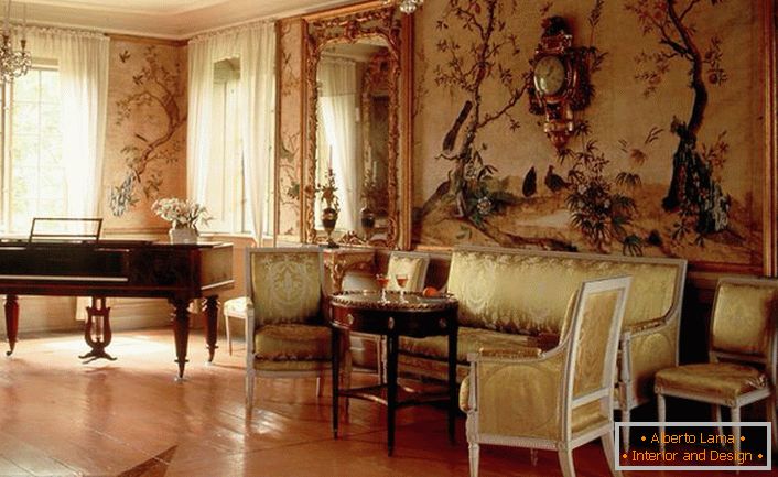 Луксузна дневна соба у стилу Емпире је вредна пажње за изврсну декорацију.Власник куће, највероватније, воли да свира клавир, што се такође уклапа у целокупну слику унутрашњости. 