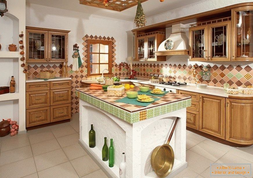 Кухиња са острвом у руском стилу