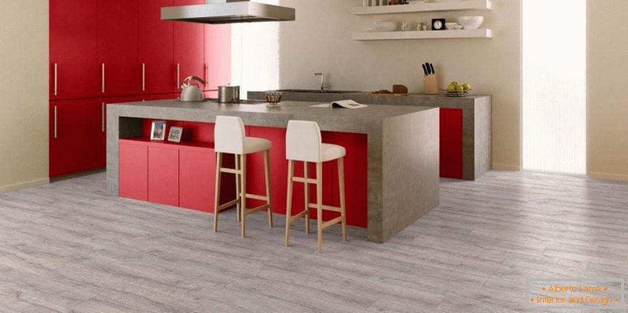 Комбинација сивог пода, беж зидова и црвеног намештаја у кухињи