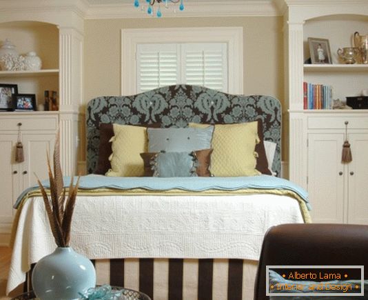 Уграђени плакари на бочним странама кревета у спаваћој соби