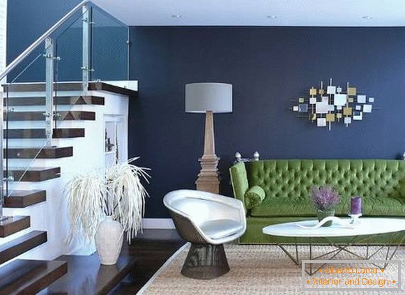 Зелена кауча и плави зидови у дневној соби