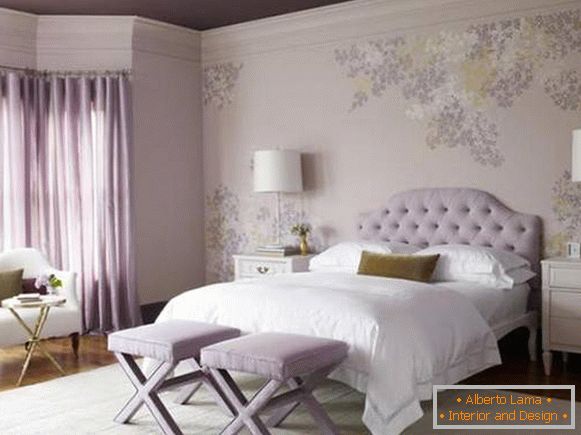 Пурпурне позадине, завесе и плафон у спаваћој соби - фотографија