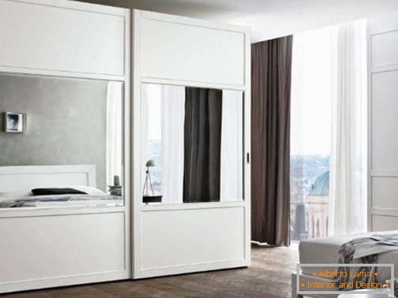 Одељак беле гардеробе у спаваћој соби - фотографија у дизајну ентеријера