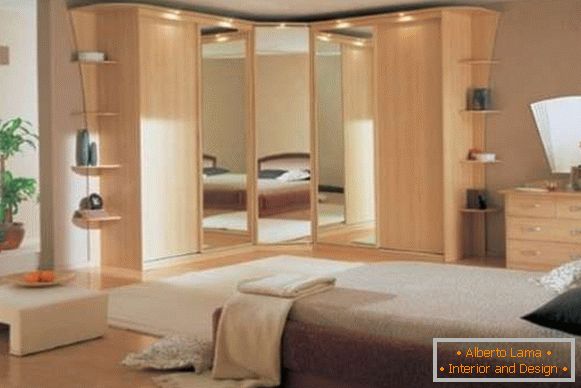 Уградни ормар у унутрашњости спаваће собе - фотографије од дрвета и огледала