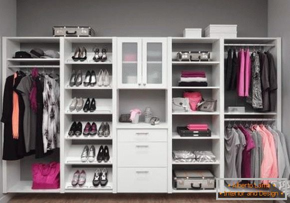 Унутрашње пуњење гардеробе у спаваћој соби - фото гардеробной девушки