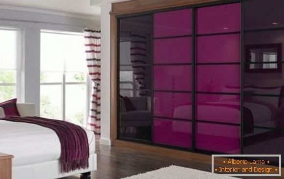 Уграђен гардеробер са стакленим вратима - фотографија у спаваћој соби