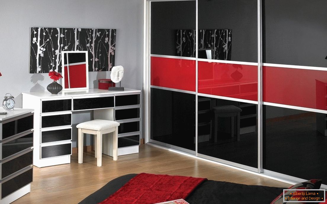 Црно-црвена гардероба из лака у унутрашњости спаваће собе