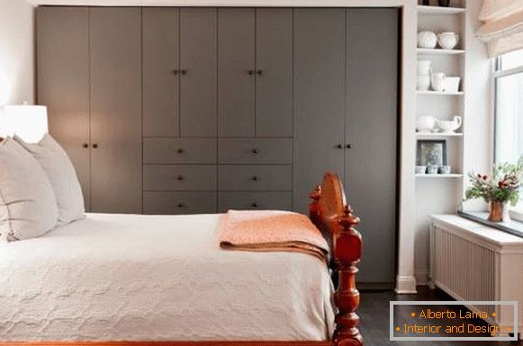 Једноставна гардероба за спаваћу собу у сивој боји