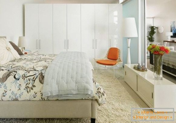 Модерна гардероба у спаваћој соби у бијелој боји