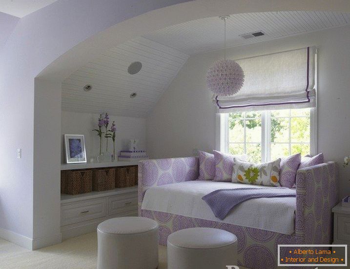 Удобна спаваћа соба са луком у бијело-бијеле боје