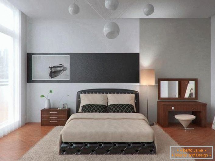 Светла спаваћа соба у високом-тецх стилу у градском стану. Занимљив дизајн лустера.