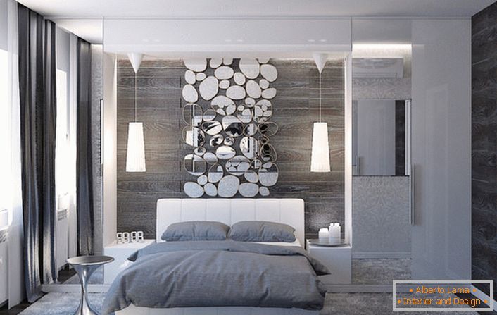 Зид изнад главе кревета украшен је елегантним колажем овалних облика огледала.