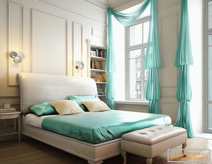 Елегантне мале лампице осветљавају спаваћу собу у високотехнолошком стилу.