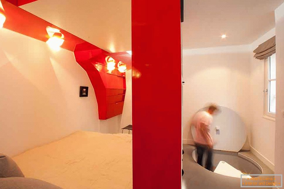Преклопна спаваћа соба у бијелој и црвеној боји