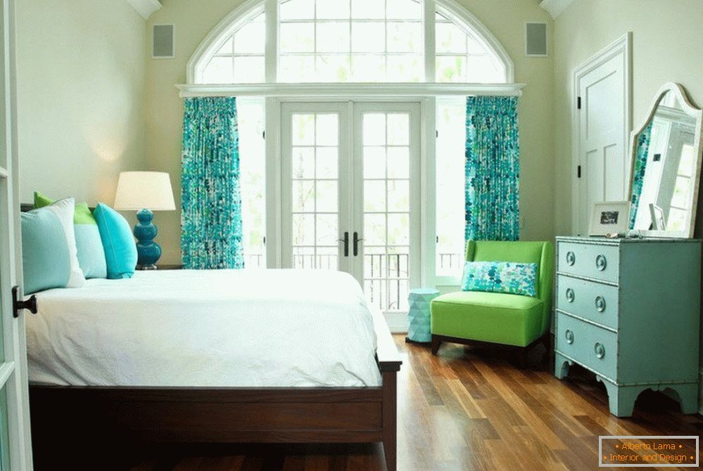 Комбинација плавих и пистација цвијећа у спаваћој соби