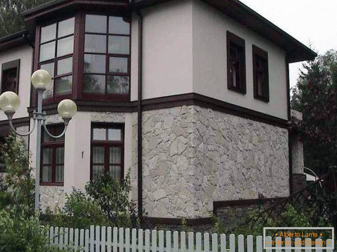 Декорација фасада кућа с каменом и гипсом