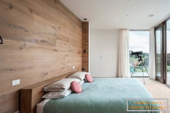Украшење зидова дрветом - фотографија модерне спаваће собе