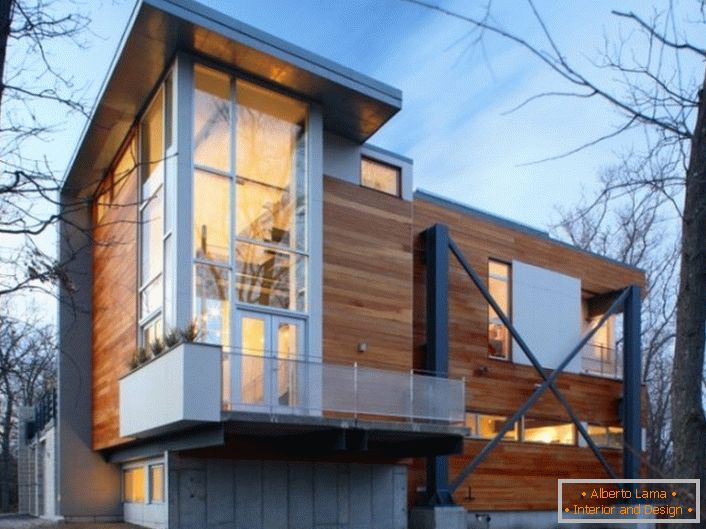 Дрвени зидови куће су у високотехнолошком стилу са стилским пластичним панорамским прозорима.