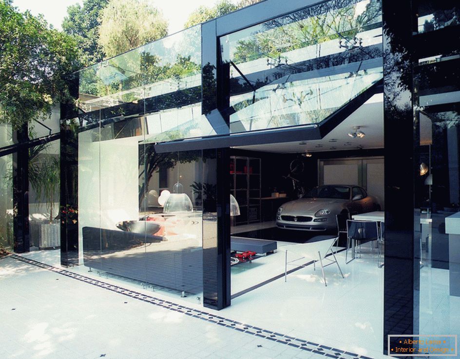 Модерна гаража са стакленим капијама