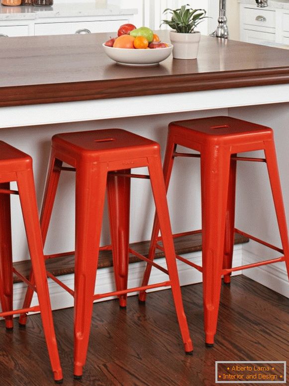 Яркие барные стульЈа в дизайне кухни