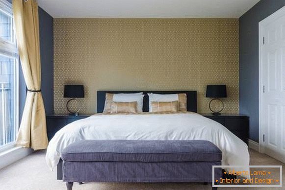 Унутрашњост спаваће собе у модерном стилу и жуто-плавим тоновима
