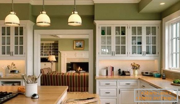 Дизајн и унутрашња кухиња у приватној кући у зеленим тоновима