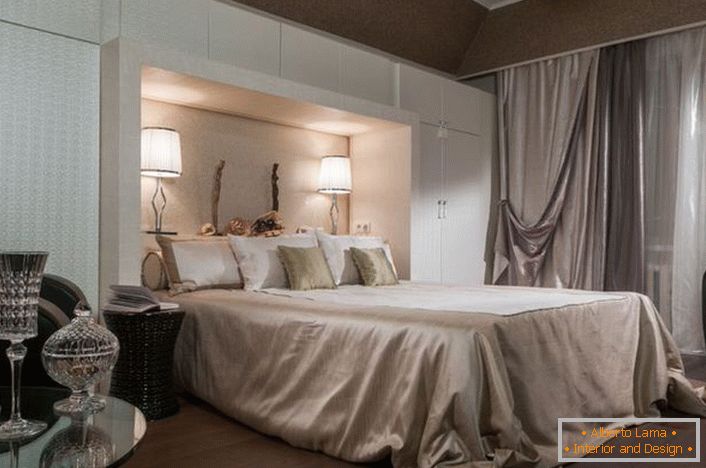 Удобна спаваћа соба у стилу арт-децо. Пажња се привлачи функционалним кабинама бијеле боје. Захваљујући њима, соба постаје прилично пространа и светла.