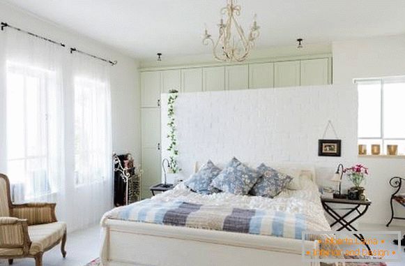 Светла спаваћа соба у Провансовом стилу и прелепе боје