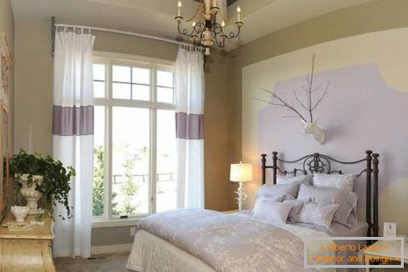 Светле завесе у спаваћој соби у стилу Провансе у белој и јоргованој боји