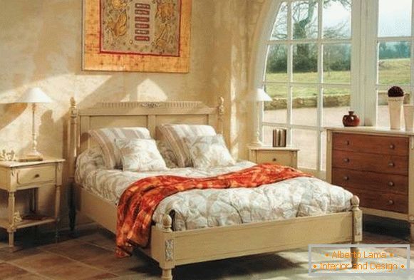 Кревет у стилу Провенце и други намештај у унутрашњости