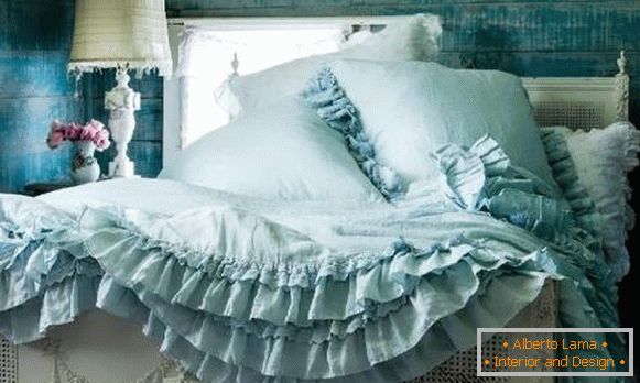 Декорација и декорација шиби шик у унутрашњости спаваће собе у тиркизној боји