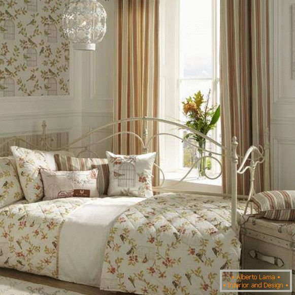 Стилски дизајн спаваће собе је елегантан шик са каучем од кованог гвожђа