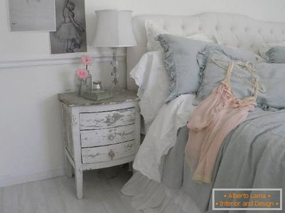 Спаваћа соба у стилу чија шик у сивој, ружичастој и белој боји