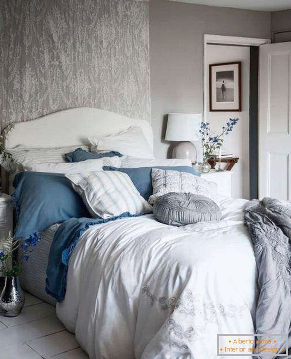 Схеббие шик спаваћа соба са сивим зидовима, бијелим и плавим декором