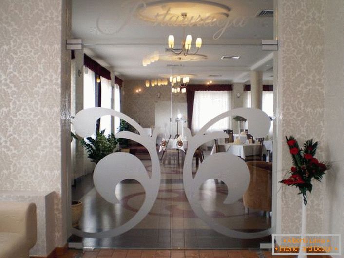 Стаклена врата у стилу Арт Ноувеау су украшена сребрном симетричном украсном шаблоном. Оригинални детаљ за модеран ентеријер. 
