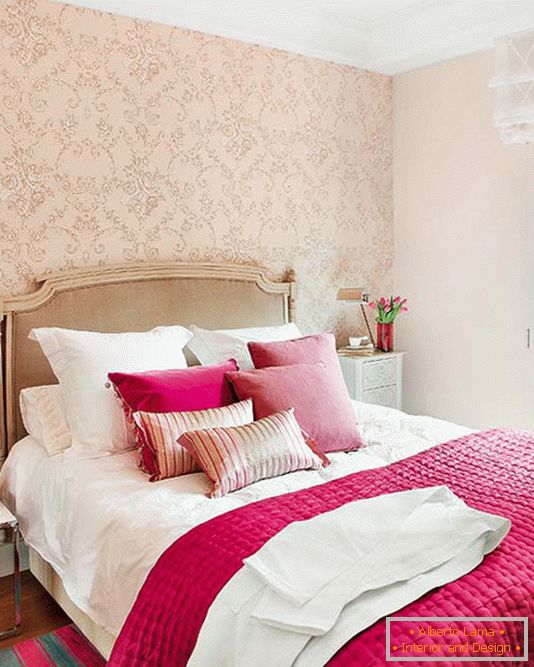 Комбинација светло розе и шампањца у дизајну кревета