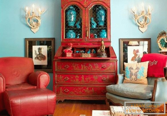 Светао бифе у унутрашњости дневне собе - фотографија у црвеној боји