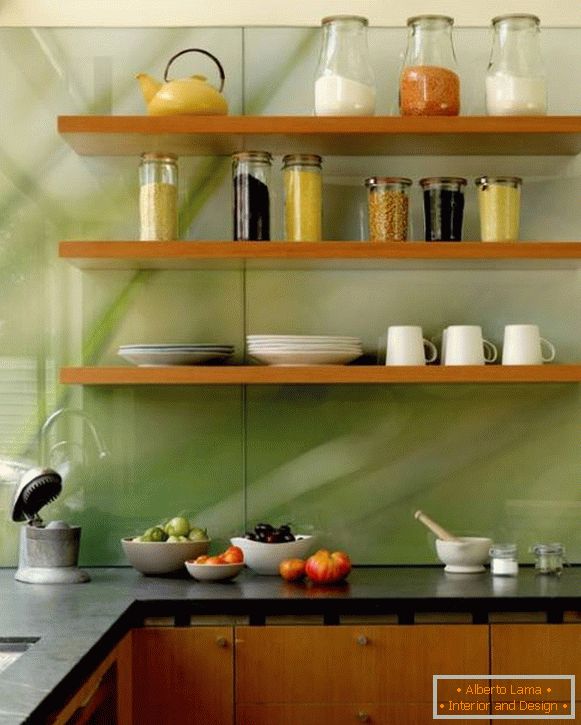 Слика кухиње са стакленим бочним прозорцем