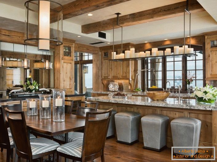 Романтична атмосфера влада у кухињи. Погодно зонирање кухиње на трпезарији и радном простору чини простор практичним и функционалним.