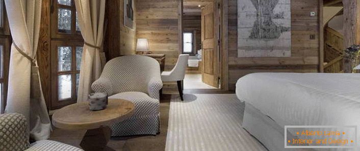 У спаваћој соби у стилу алпског брвнаре налази се кревет који подсећа на ваздушну постељину.