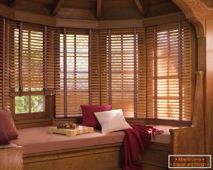 Дрвене жалузине на прозорима стварају атмосферу руралне топлине и удобности.