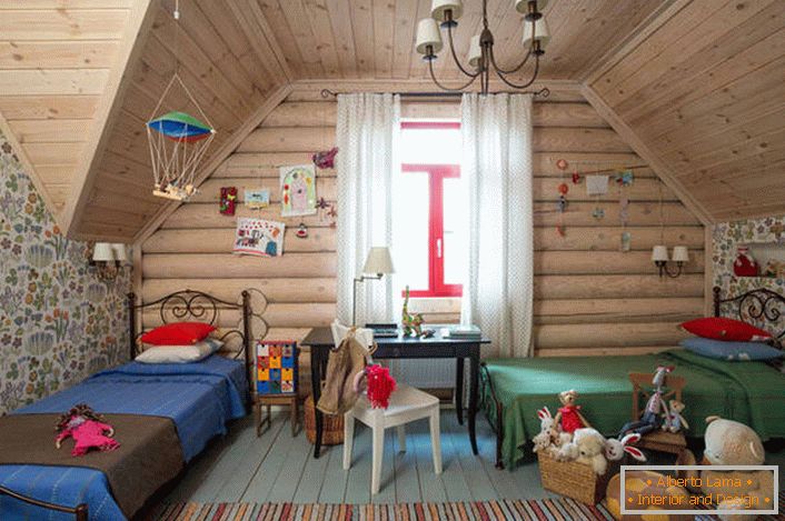 Дечија спаваћа соба у стилу државе на поткровљу. Дрвени строп и зид са великим прозором савршено допуњују стилу земље.