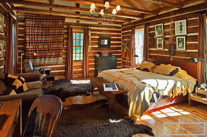 Спаваћа соба у стилу земље у малој кући у шуми. 