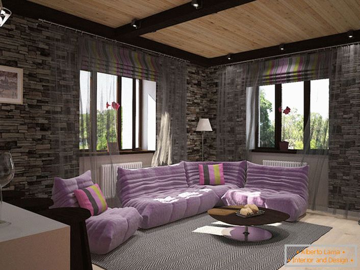 Дизајн пројекат за удобан дневни боравак у поткровљу. Украсање зидова камена хармонично се комбинује са меканим меканим пурпурним намештајем.