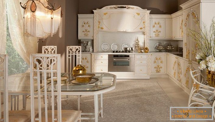 Значајнији детаљи у дизајну кухиње у стилу Арт Ноувеау били су златни елементи декора. Мекана, пригушена светлост чини ситуацију топлом.