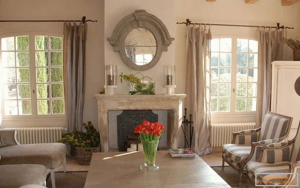 Дневна соба с француским прозорима и камином