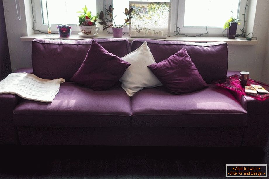 Пурпурни софа са јастуцима